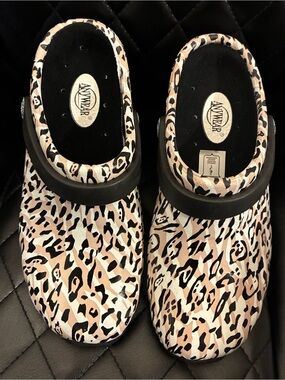 ANYWEAR Nursing Slip Resistant Leopard Print Clogs in Beige & Black Size 5